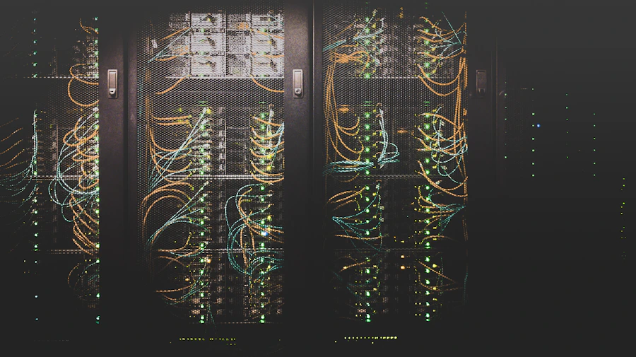 Corredor de servidores em um data center com luzes indicando atividade